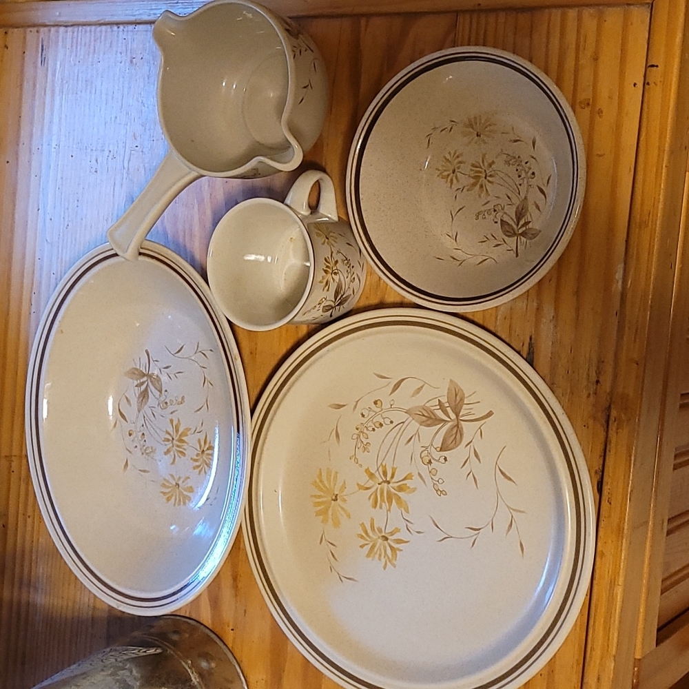 23 piece Royal Doulton dishware Sandsprite 1975 Lambeth Stoneware 8 Oz.